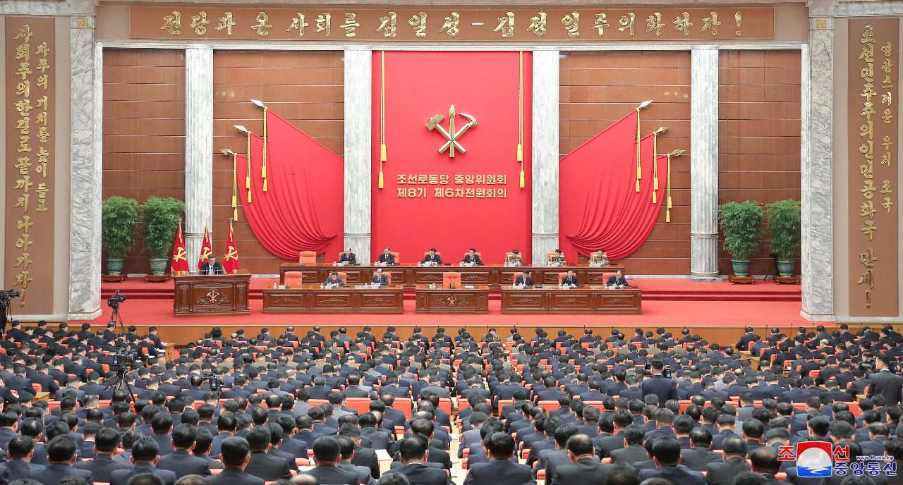 北韓領導階層將在2月稍晚舉行執政黨代表大會，這將是北韓自2021年以來首度舉行這類的大規模會議。圖為北韓勞動黨召開中全會情況。示意圖(路透社/達志影像)