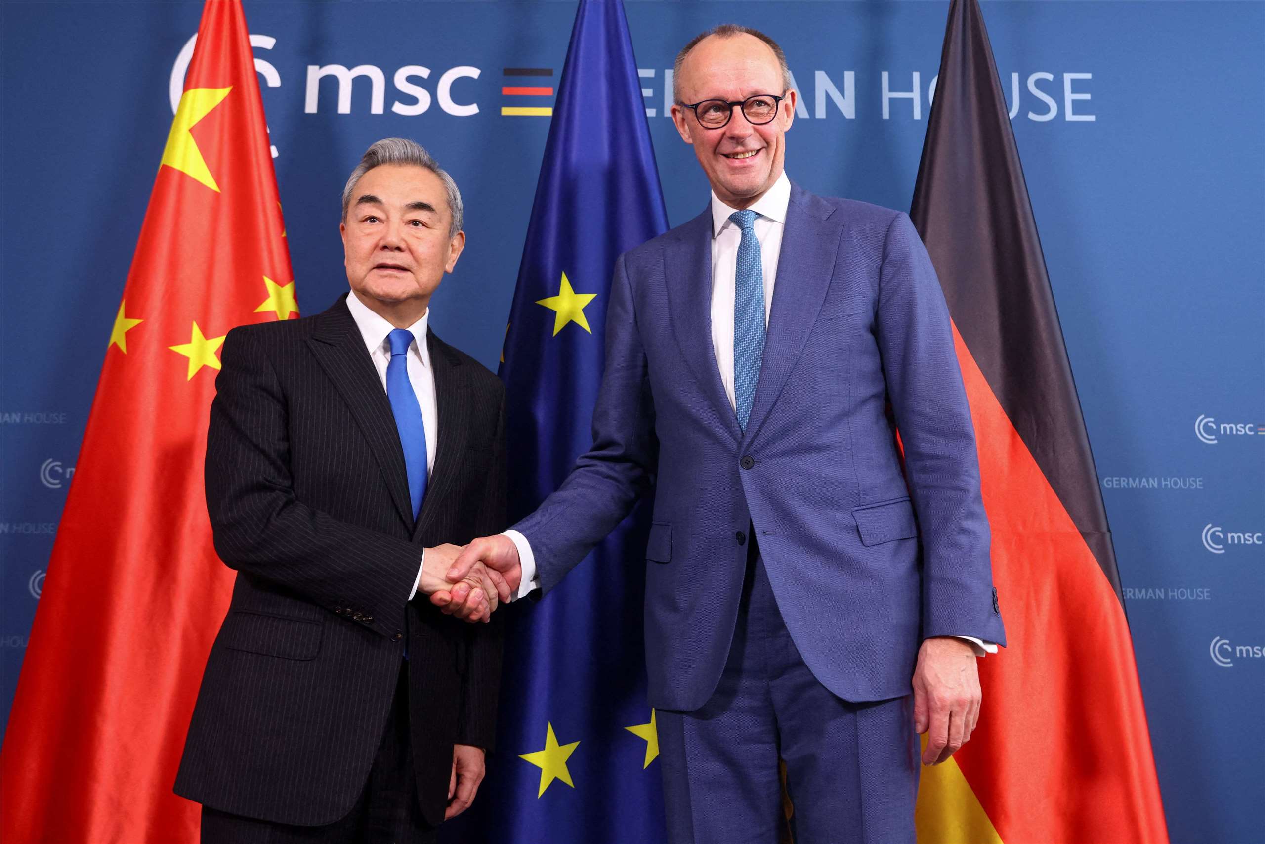 德國總理梅爾茨(Friedrich Merz)(右)、中國外交部長王毅(左)。