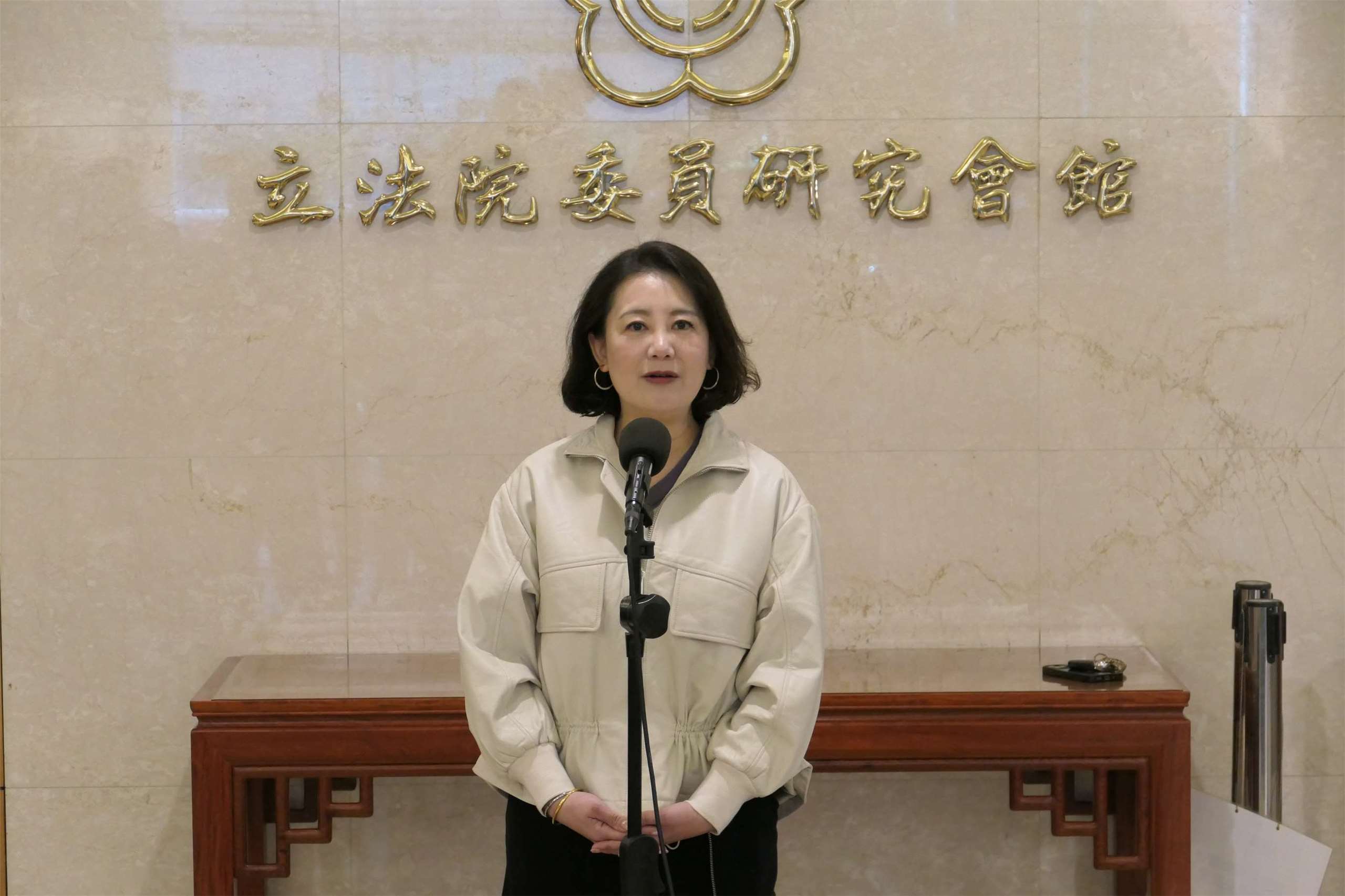 針對賴清德總統呼籲朝野政黨在年後開議後儘速審議並通過國防特別條例，民眾黨團隨即同意將政院版條例付委審查，兼任民進黨政策會執行長的立委吳思瑤12日表示，軍購要通過，不會只有綠白合作就能順利進行，而是需要綠藍白一起合作。(趙婉淳 攝)