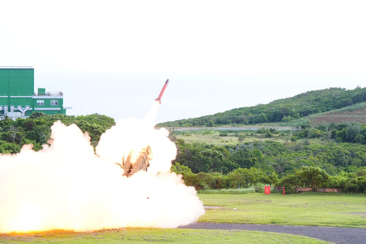外媒報導美方正規劃達200億美元的對台軍售，內容包括「增程愛國者三型飛彈」等防空武器系統。圖為2024年我國於屏東九鵬基地試射「愛國者二型飛彈」。(楊仁翔 攝)