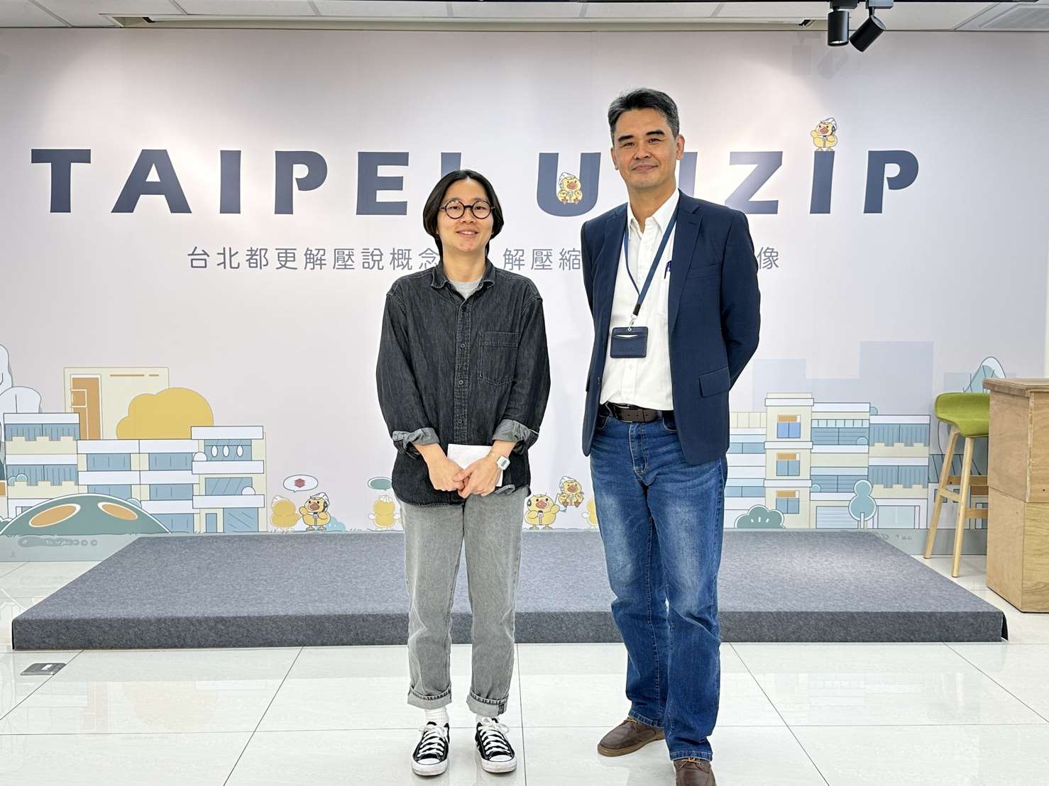 台北市都市更新處更新經營科科長邱于真、副總工程司傅舜華表示，「都更解壓說概念館」的推廣重點以「自主更新」為主，期盼有更多民眾成為都市更新的推動主體。(圖：台北市都更處)