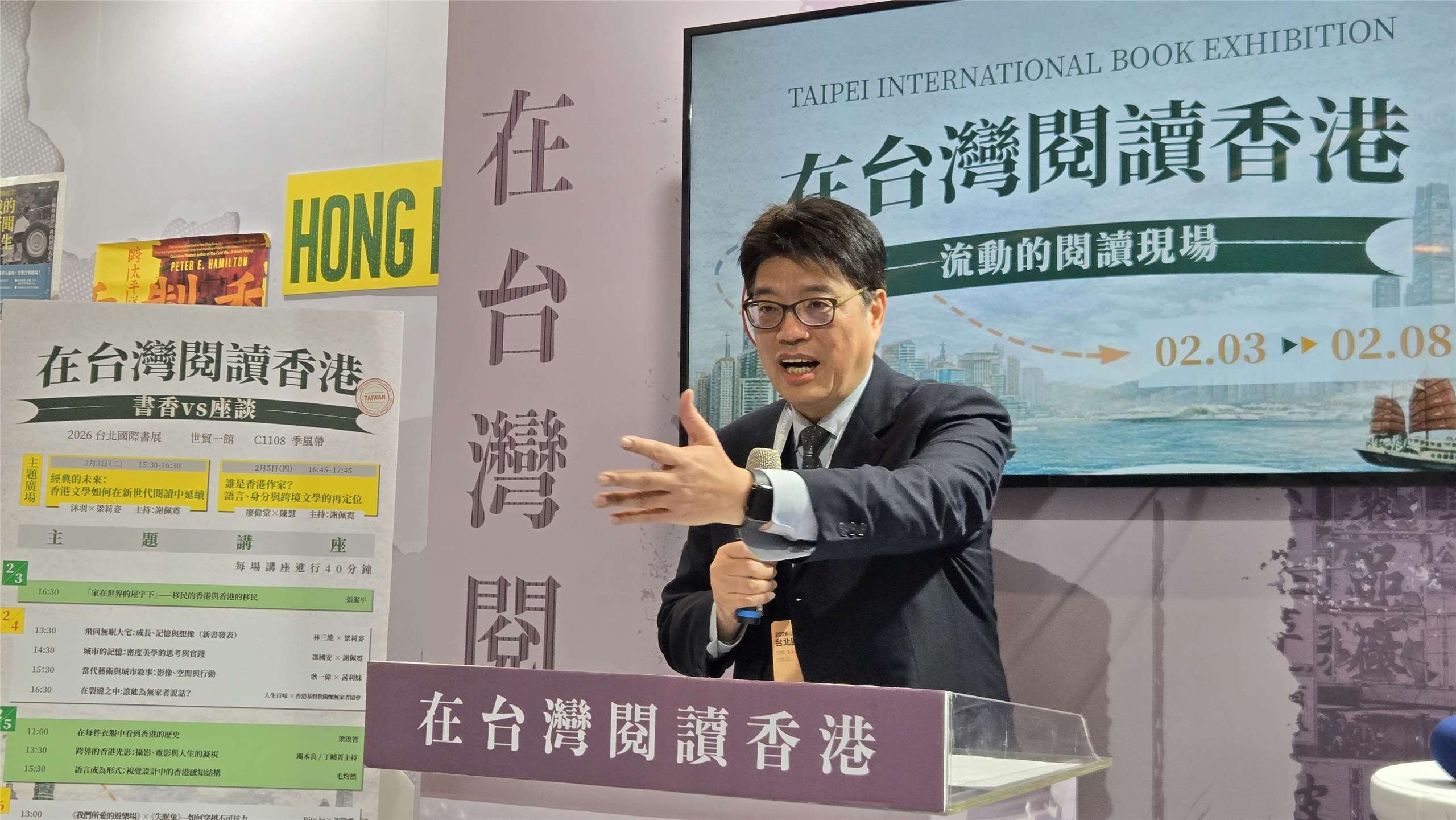 陸委會主委邱垂正出席「在台灣閱讀香港」書展專區開幕茶會，會前回應立委李貞秀國籍爭議。(陳國維 攝)