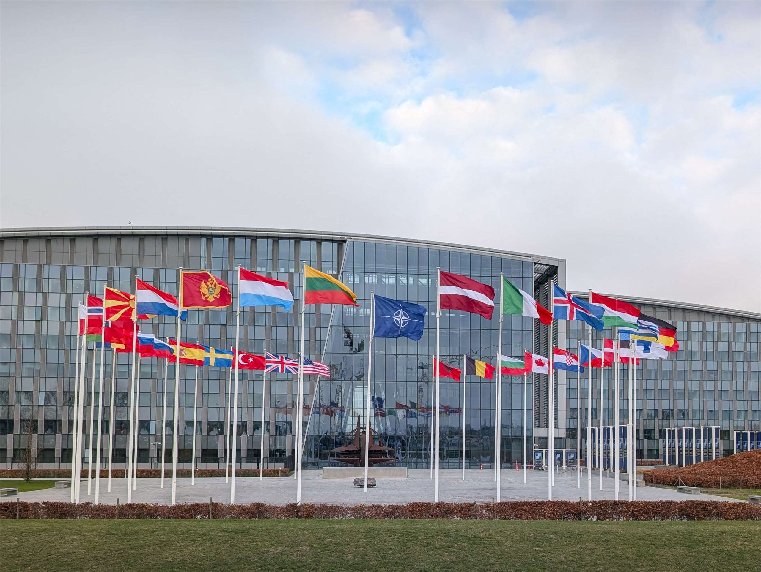 日本可望加入北大西洋公約組織 (NATO) 成員組成的北約軍援烏克蘭架構機制，未來日本將採購不具殺傷力的裝備，提供烏克蘭使用。(AFP)