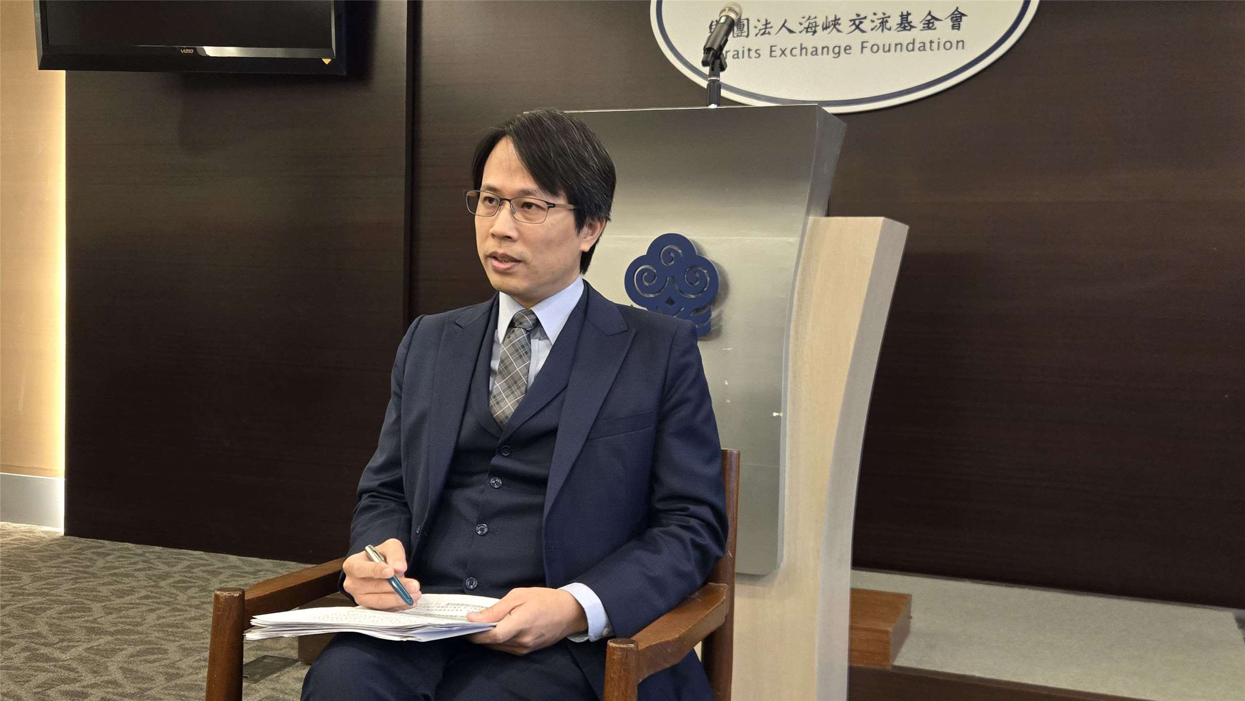 海基會副秘書長黎寶文回應立委李貞秀國籍議題。(陳國維 攝)