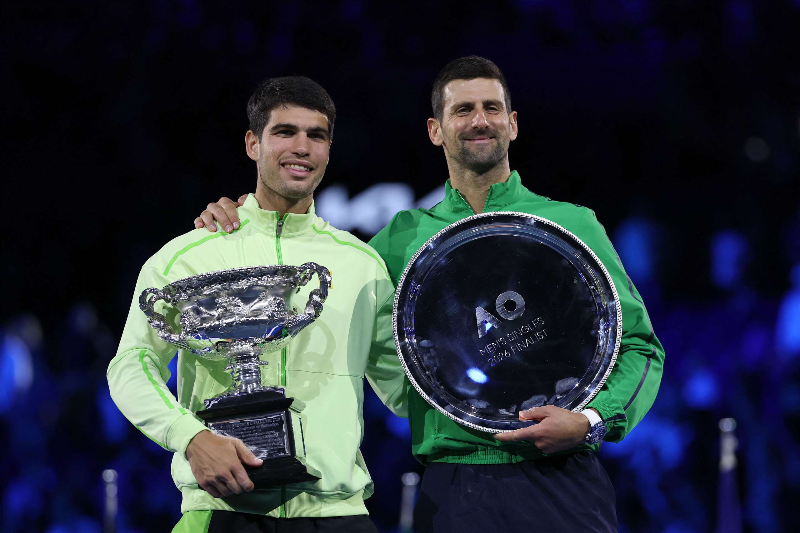 西班牙籍的世界球王艾卡拉茲(Carlos Alcaraz,左)1日在澳洲網球公開賽封王。 