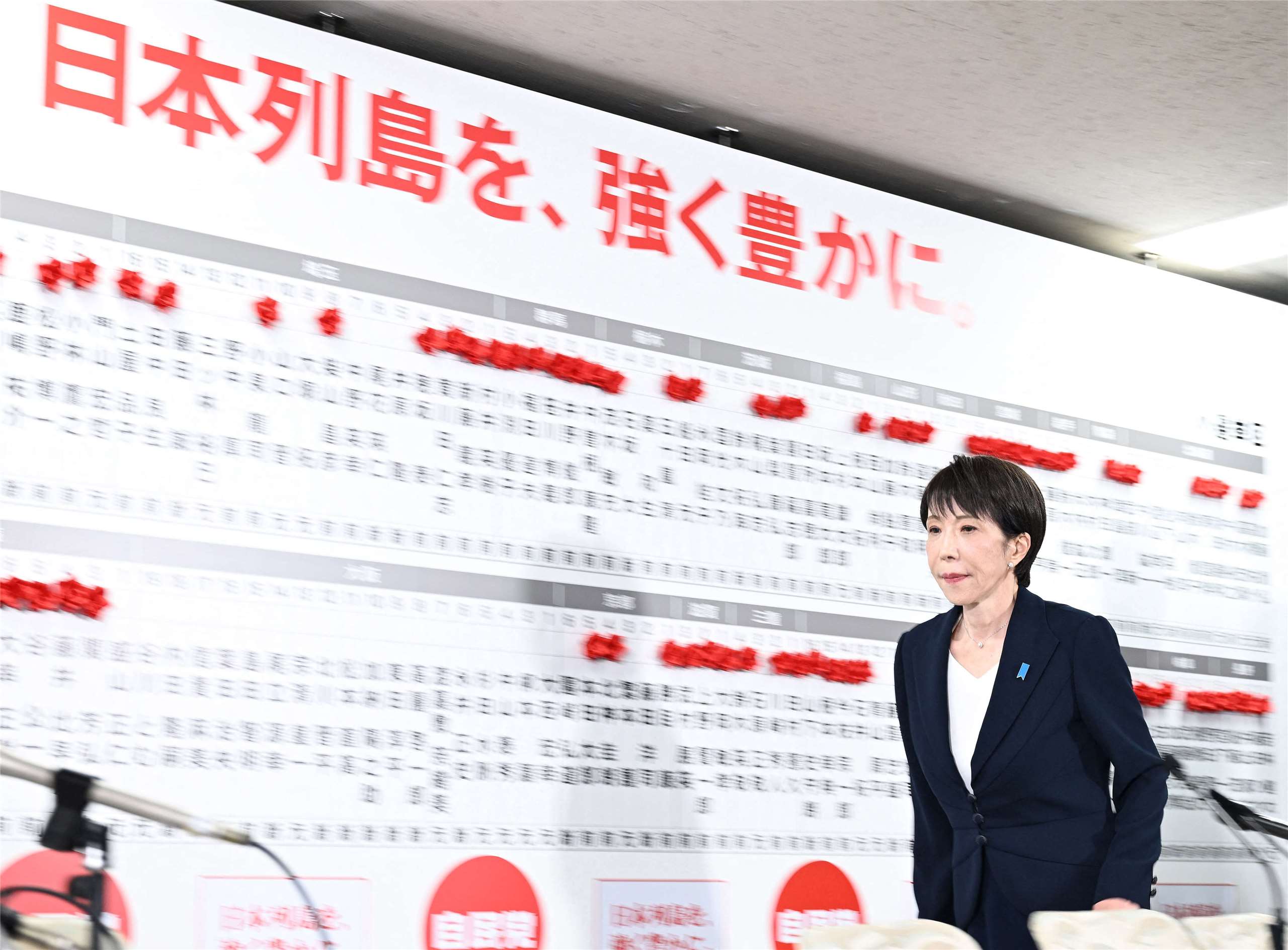 日本首相、自民黨總裁高市早苗在國會大選結果相對明朗後，於東京千代田區自民黨總部接受記者採訪。