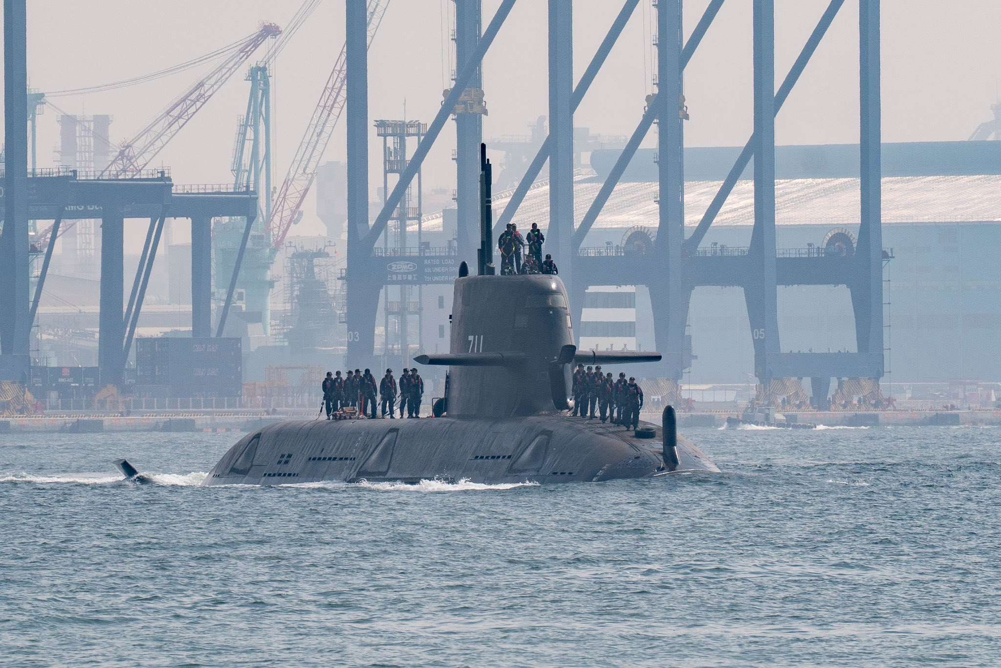 國造潛艦海鯤號近兩週已依測試程序書執行4次「淺水潛航」測試，台船8日進一步公布測試紀錄片。圖為國安會秘書長吳釗燮在社群發布海鯤號成功潛航測試照片，資料照片。（X平台/@josephwutw）