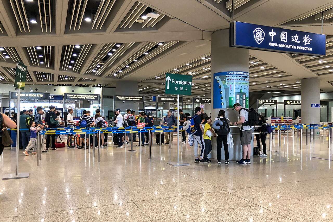 中國17日起對加拿大、英國公民實施入境免簽政策，至今年12月31日為止。圖為北京首都國際機場出入境邊防檢查通道。(圖：維基百科)