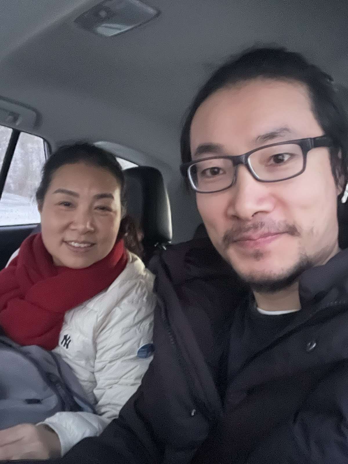 關恆出獄後與母親的合照(取自中國人權X平台)