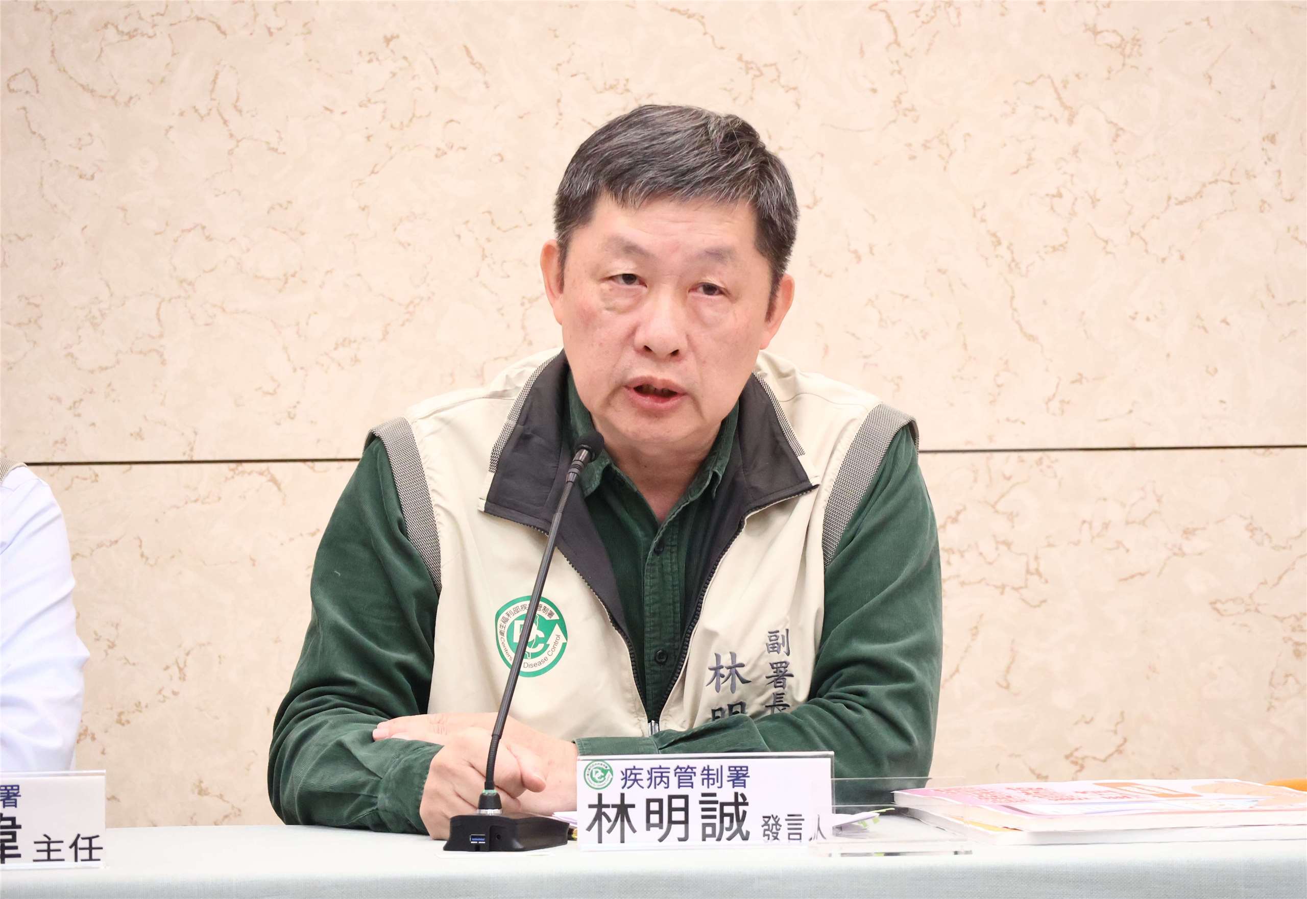 疾管署發言人林明誠10日提醒國人，前往日、韓旅遊防範腹瀉疫情。(疾管署提供)