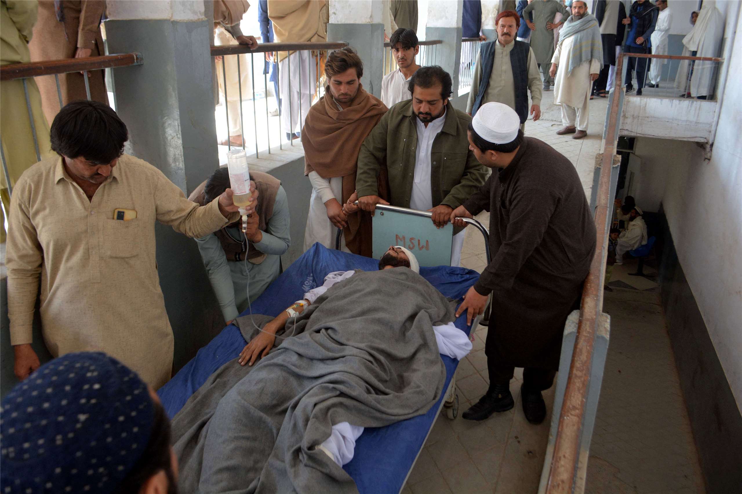 巴基斯坦西北部開柏普赫圖赫瓦省(Khyber Pakhtunkhwa)16日發生兩起爆炸與一場警匪槍戰，造成多人死傷。