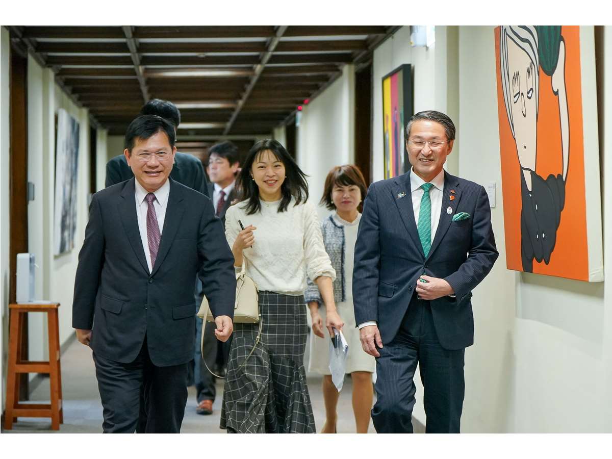 外交部長林佳龍(左)10日頒贈「外交之友貢獻獎」給日本鳥取縣知事平井伸治(右)，感謝並表彰他長年的投入與貢獻 (圖取自林佳龍臉書)