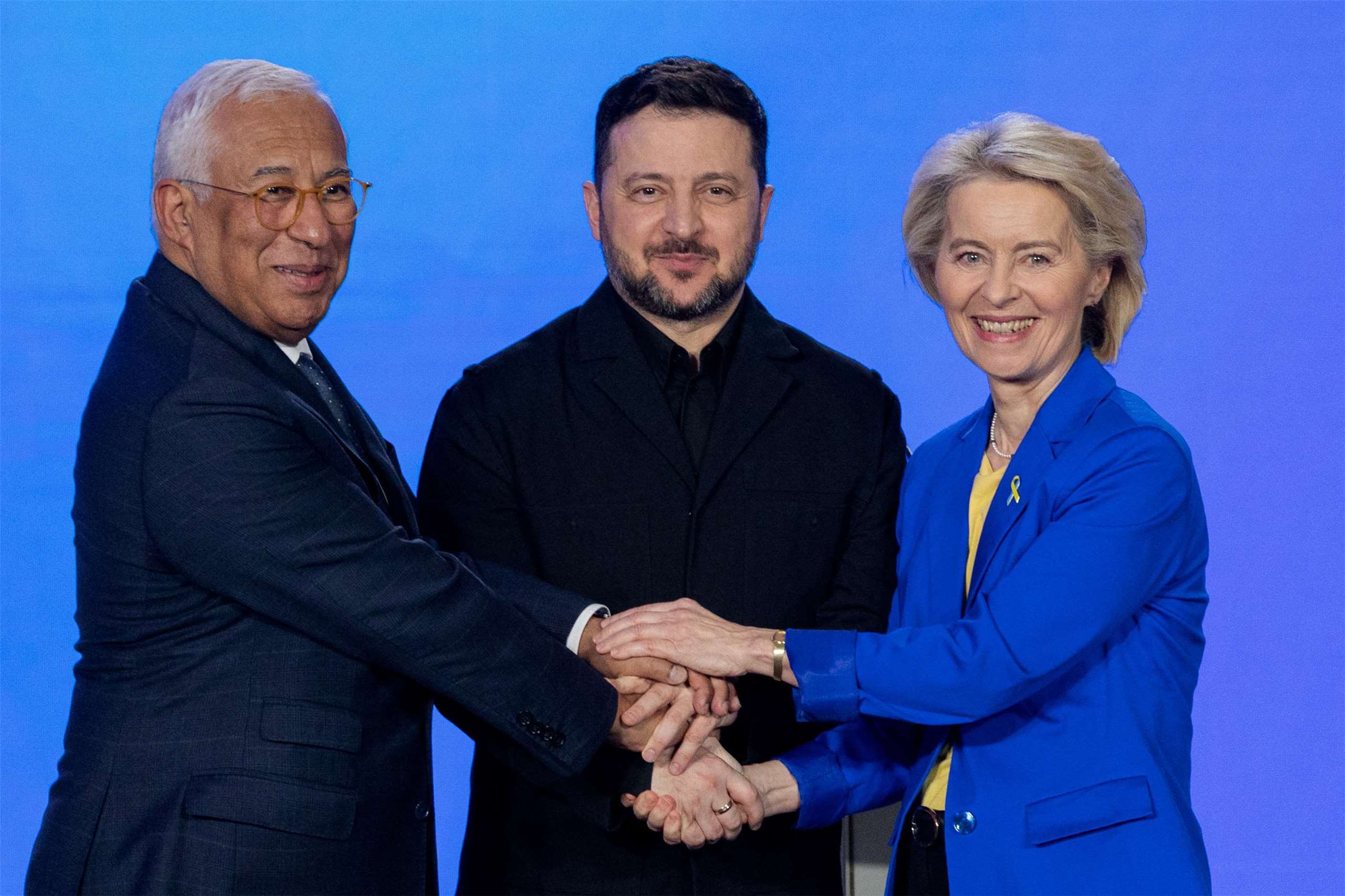 烏克蘭總統澤倫斯基（Volodymyr Zelenskyy）(中)和歐盟執委會主席范德賴恩（Ursula Von der Leyen）(右)與歐盟理事會主席柯斯塔（Antonio Costa)(左) 舉行三方聯合記者會。