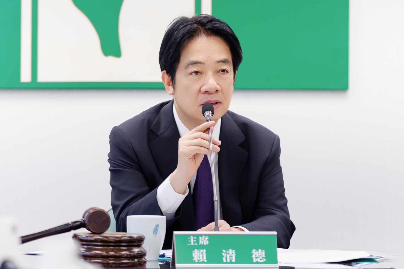 兼任民進黨主席的賴清德總統11日主持中常會，喊話朝野各黨借鏡日本眾議院選舉結果，籲速審國防特別條例 。(圖：民進黨提供）