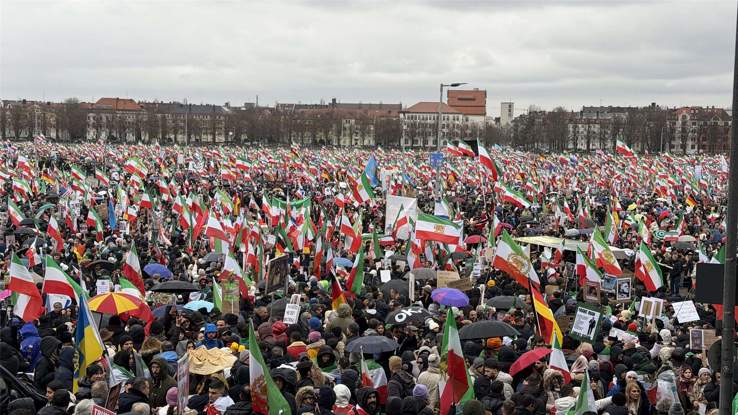 約25萬人14日在慕尼黑示威，抗議伊朗政府。(AFP)