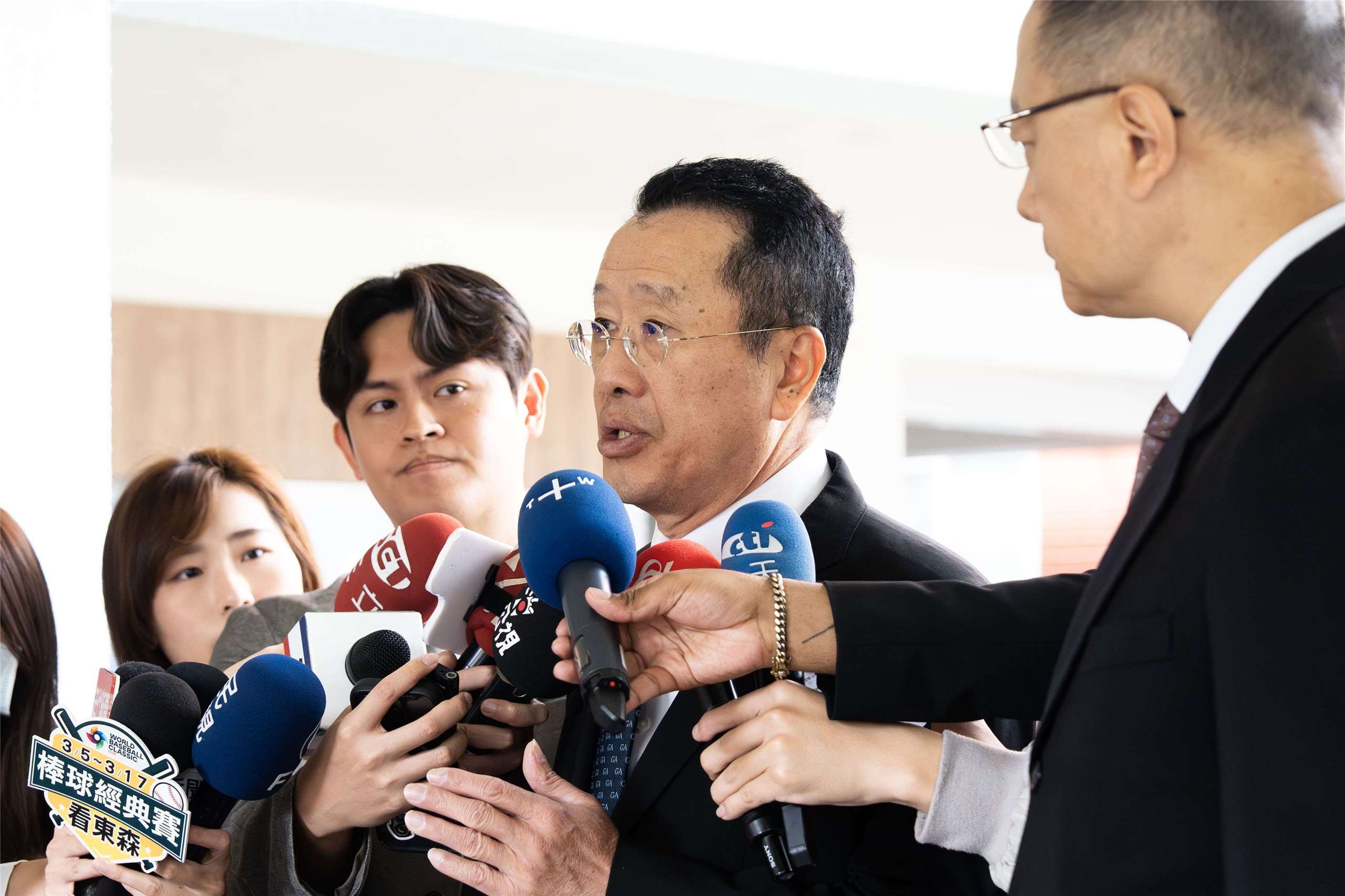 國防部長顧立雄24日表示，即便軍購特別條例通過，相關的預算編列也很難在期限內完成，因此希望能獲得立法院的授權，先與美方簽署發價書，避免軍購案延宕。(楊仁翔 攝)