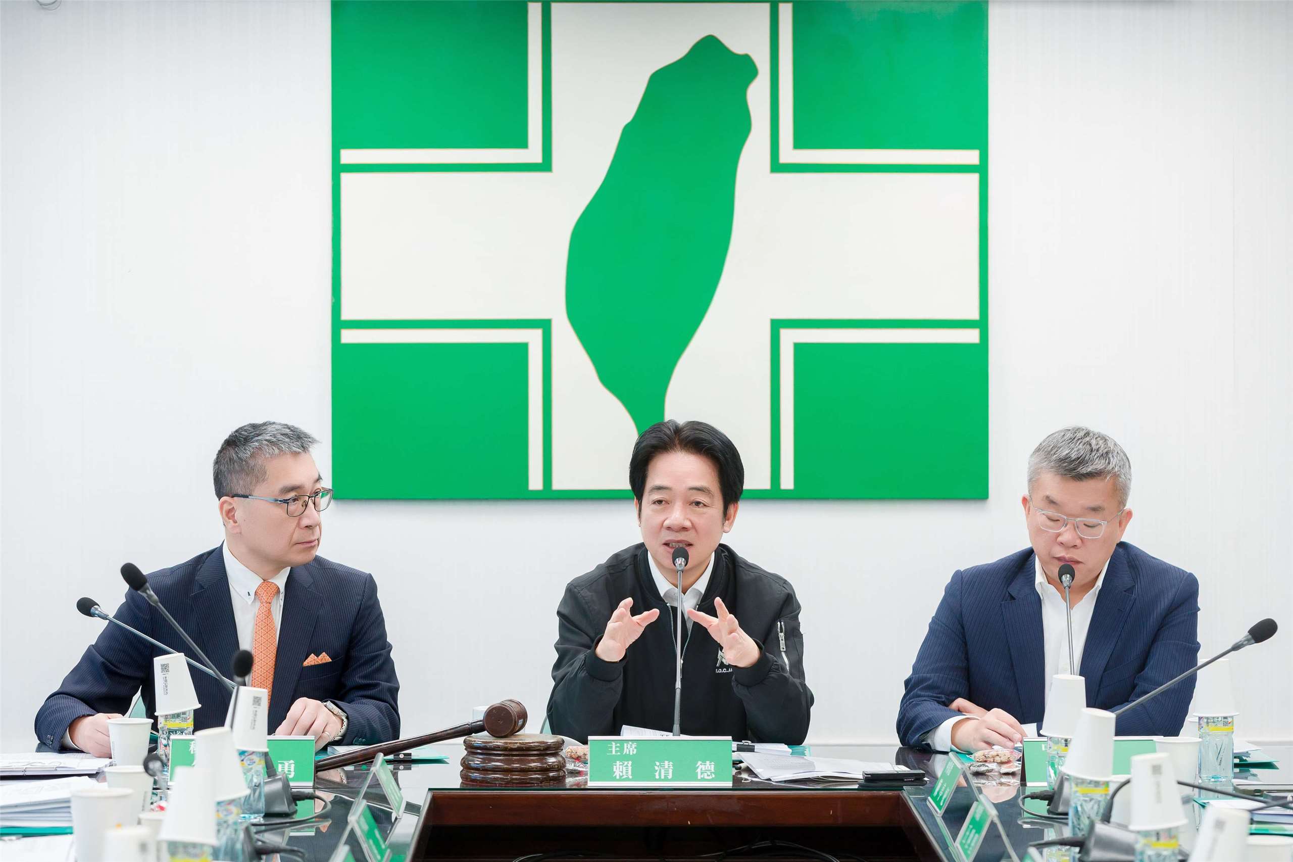 民進黨25日召開中執會，兼任黨主席的賴清德總統在會中表示，美國關稅政策的變化牽動全球經貿情勢，政府會堅守國家利益等最高原則，守住談判的好成果。(圖：民進黨提供)