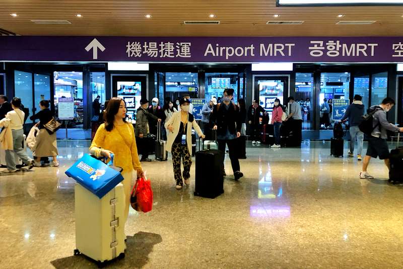 桃園機場捷運將於12日至22日推出「台北往機場特早直達加班車」。圖為A13機場第二航廈站。資料照。 