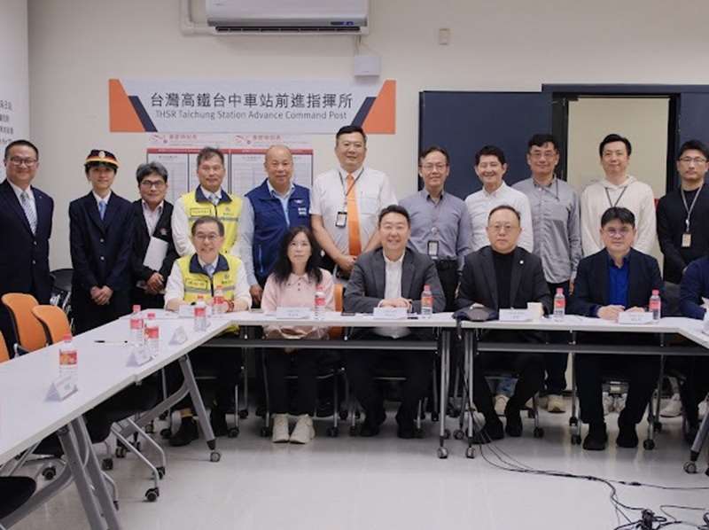 交通部長陳世凱22日下午前往高鐵台中站前進指揮所視察。(圖：交通部)