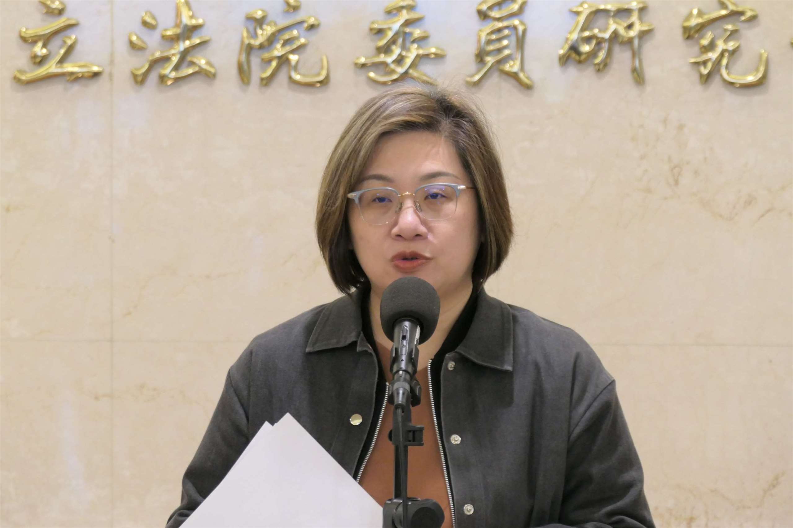 國、共智庫論壇昨天(3日)在北京落幕，雙方提出5個面向、15項共同意見。對此，民進黨立委陳培瑜今天(4日)在立法院中興大樓受訪表示，這不只是幫紅色供應鏈開大門，未來藍、白更可能會提出相關修法。(趙婉淳 攝)