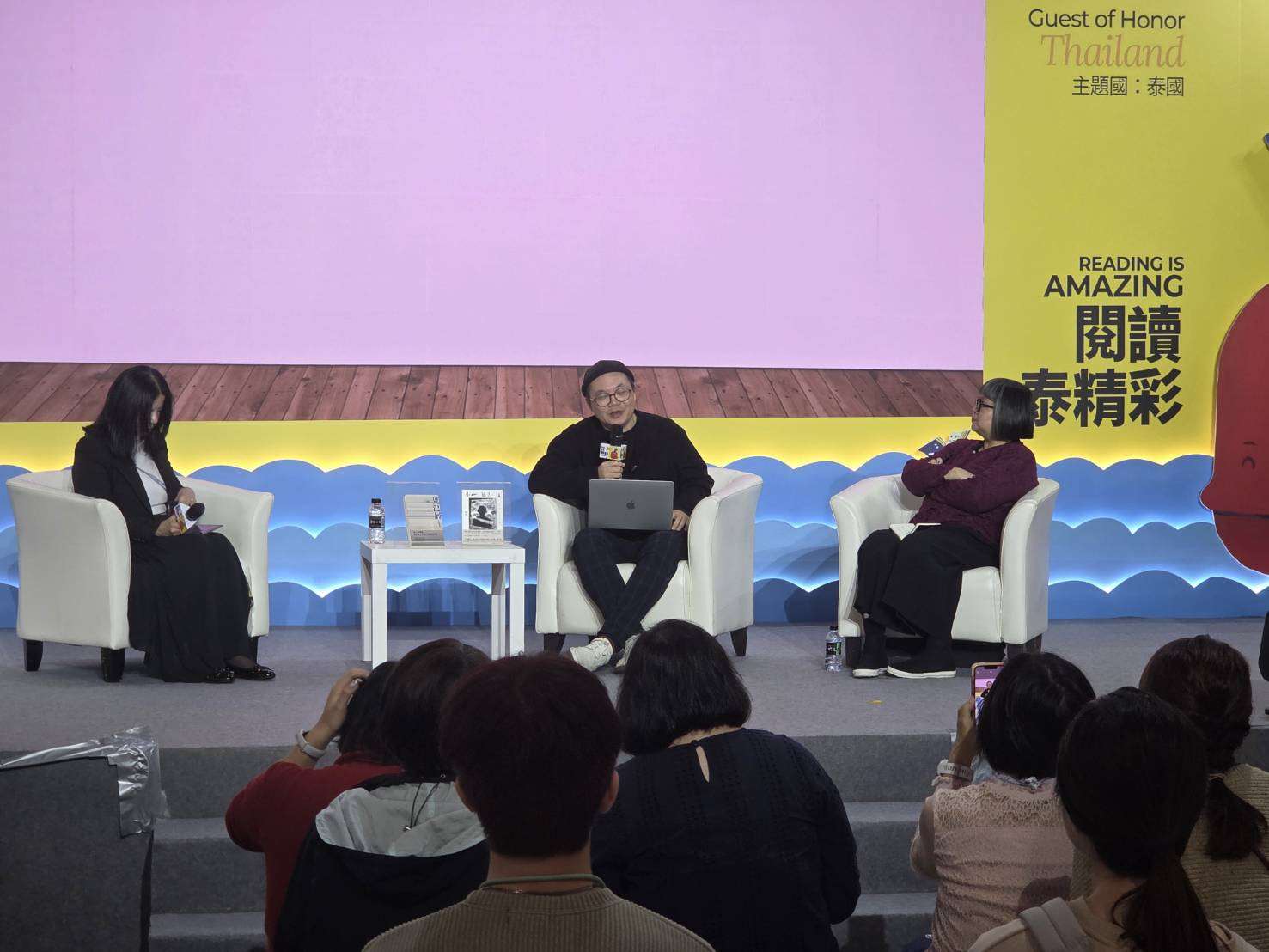 香港作家廖偉棠(中)與陳慧(右)5日於2026台北國際書展以「到底何謂香港作家？」進行對談，由謝佩霓主持。。(江昭倫 攝)