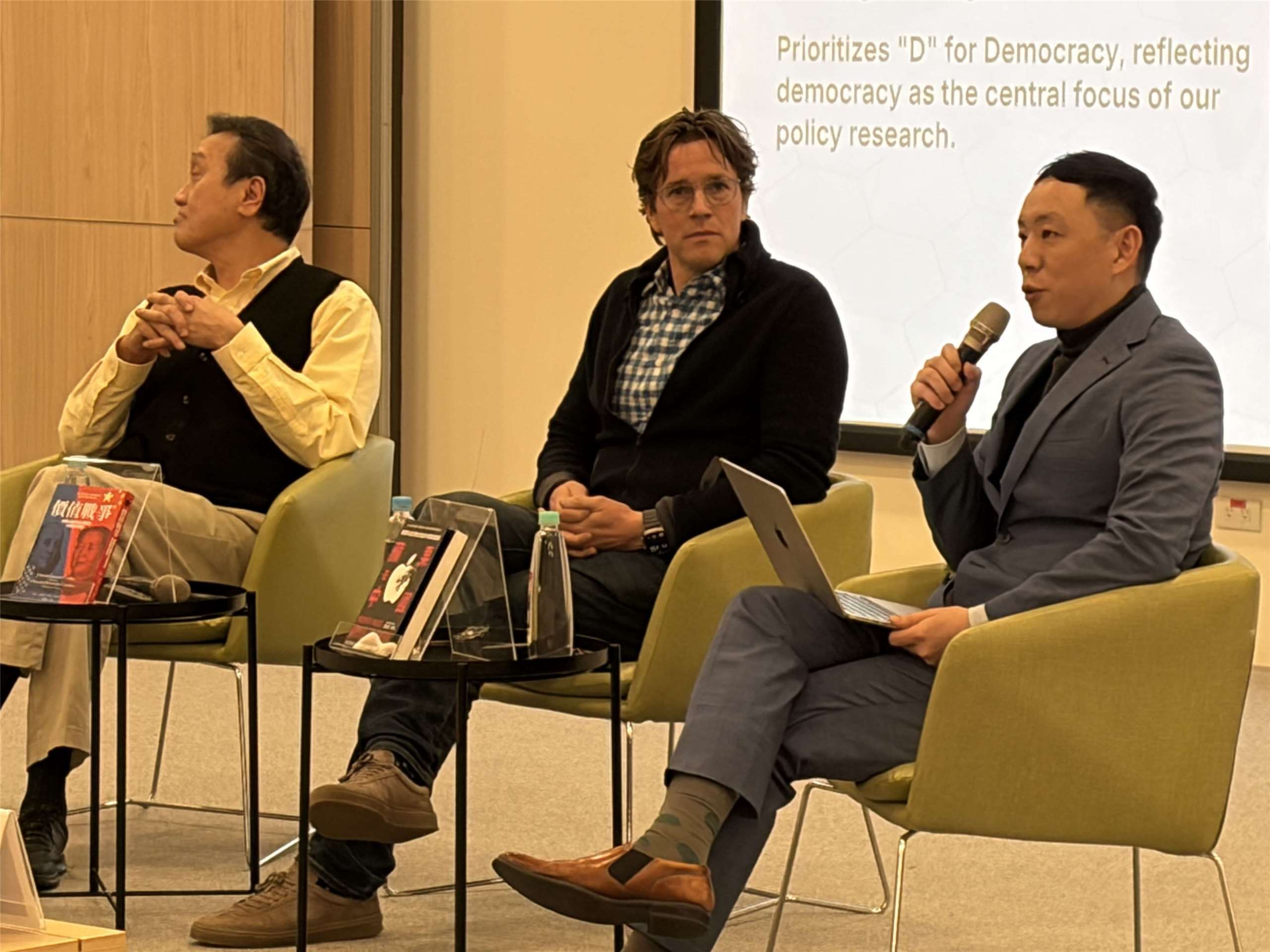 英國金融時報記者麥吉(中)出版新著「蘋果在中國：捕獲世界上最偉大的公司，並出席由科技、民主與社會研究中心(DSET)攜手商業周刊共同舉辦的大師會談。(蔡芃敏 攝)