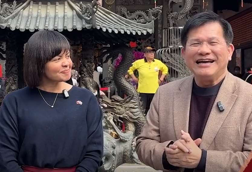 外交部長林佳龍(右)大年初三邀請友邦貝里斯駐台大使梅凱瑟(Katherine Vanessa Meighan，左)拜訪台中樂成宮。(翻攝林佳龍臉書)