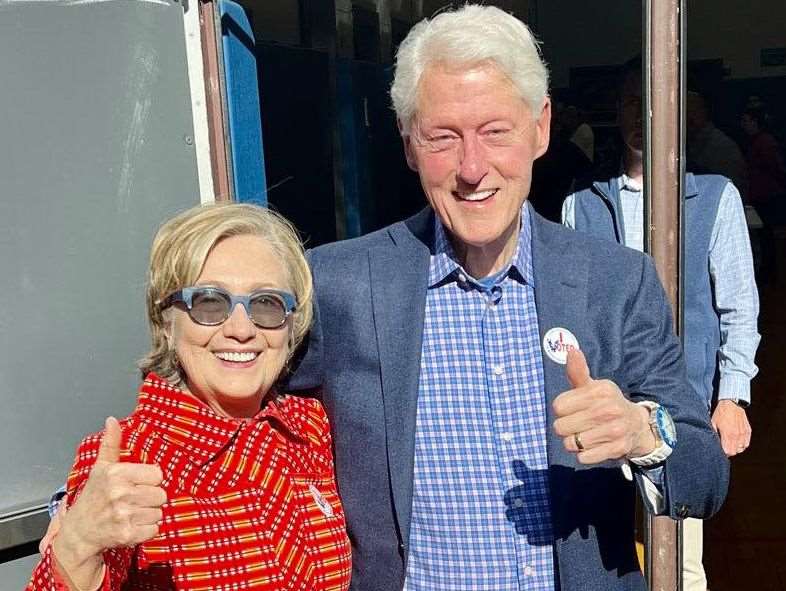 美國前總統柯林頓和前國務卿希拉蕊。(圖:FB/hillaryclinton)