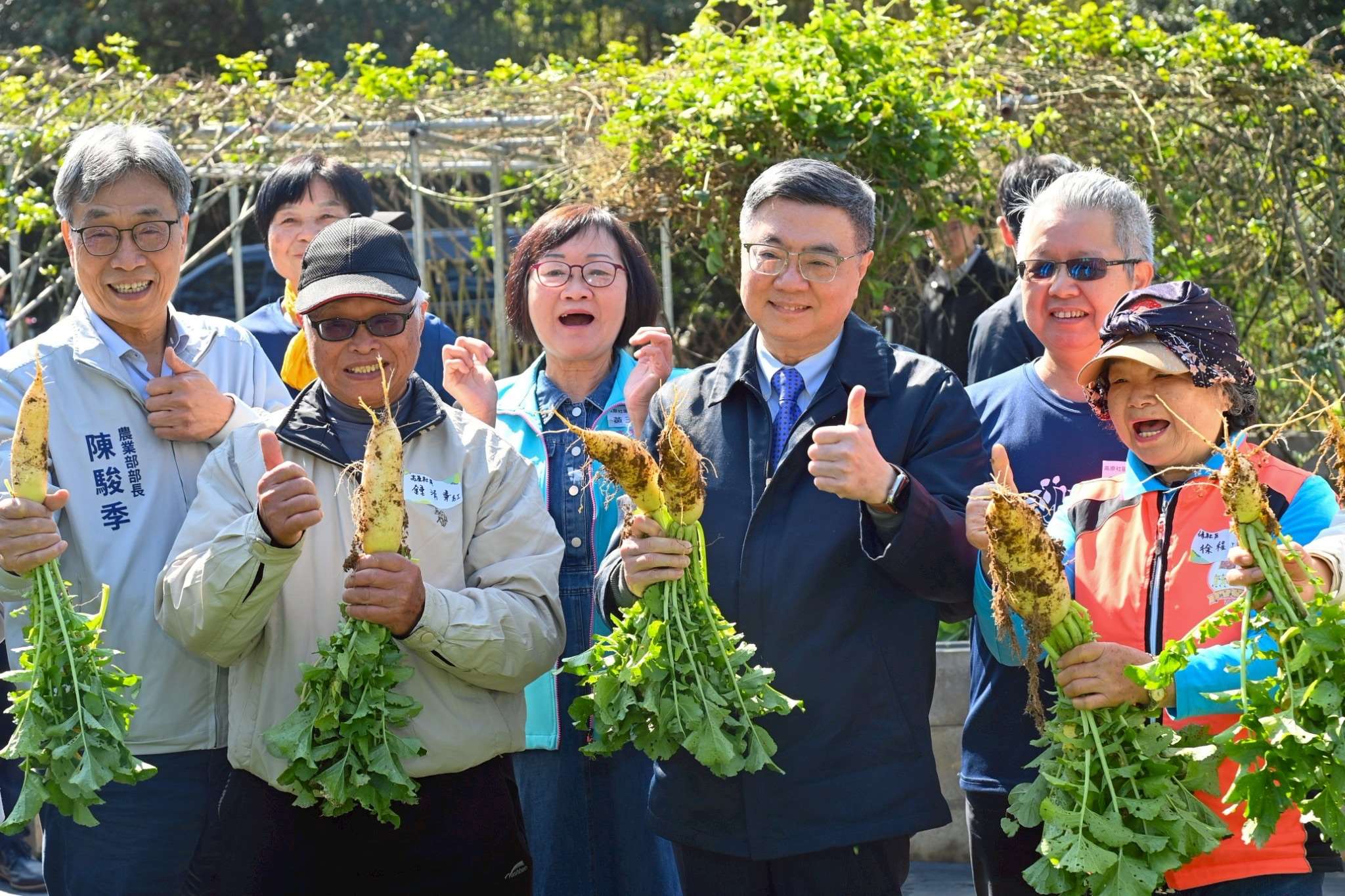 行政院長卓榮泰10日前往桃園龍潭高原社區綠色照顧站，與長輩一同共餐。(圖：行政院提供)