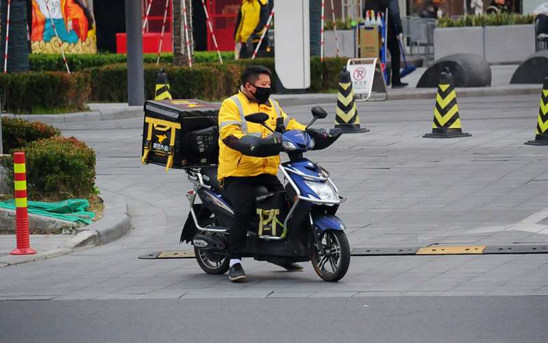 中國電子商務平台美團預估去年虧損約人民幣233億元至243億元（約新台幣1048億元至1093億元）。圖為一位美團外送員。(圖：中央社)