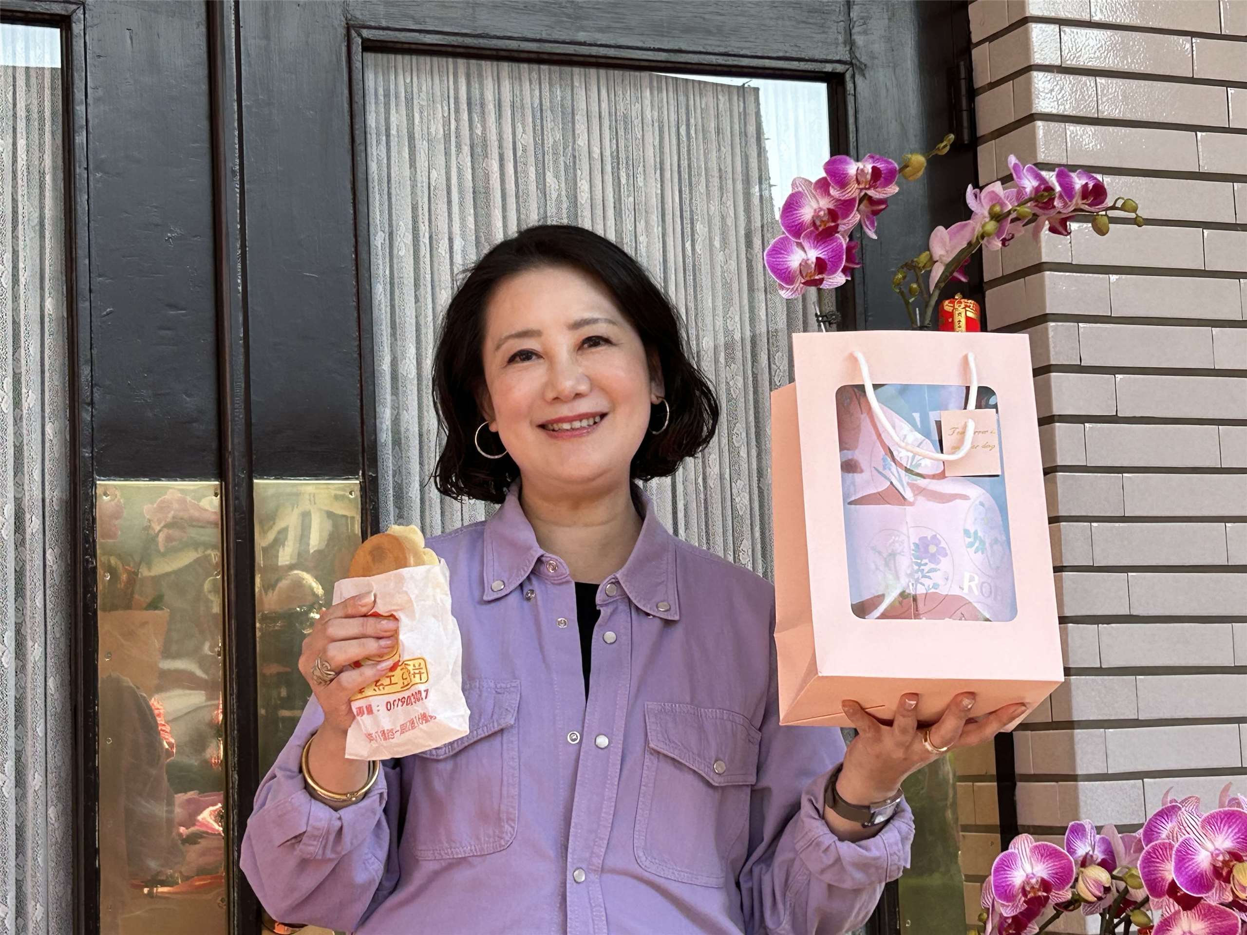 台美簽署對等貿易協定，後續將併同日前簽署的台美投資備忘錄(MOU)送立法院審議。民進黨立委吳思瑤說今天(13日)下午帶著紅豆餅與蝴蝶蘭在議場前召開記者會，她期盼未來朝野可以理性、嚴謹的監督。(趙婉淳 攝)