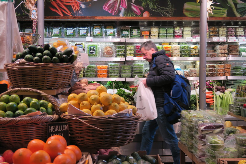  拜能源價格下滑之賜，美國1月CPI降至2.4%。圖為民眾在美國超市購物。 (圖：中央社)