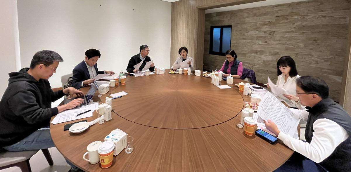 行政院長卓榮泰(左三)21日晚間貼出與行政院副院長鄭麗君、秘書長張惇函以及談判團隊成員商討美國關稅情勢。(圖：卓榮泰臉書)