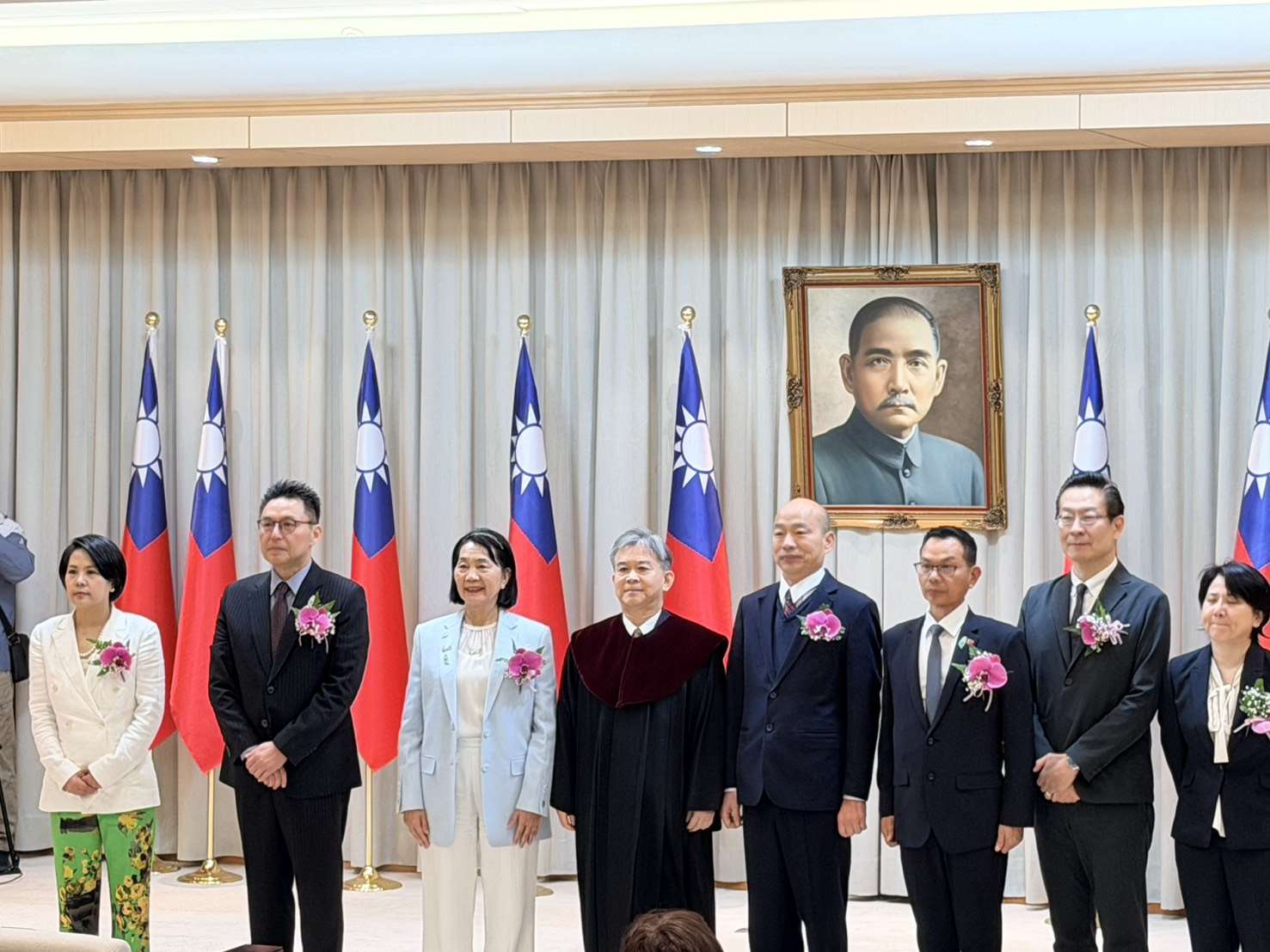 民眾黨六位新科立委在立法院宣示就職。(鄭佑漢 攝)
