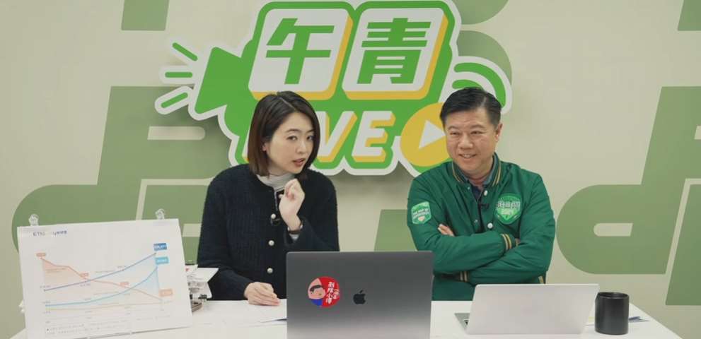 民進黨中國部主任吳峻鋕(右)上民進黨發言人韓瑩(左)主持的直播節目《午青LIVE》。(翻攝民進黨YouTube頻道)