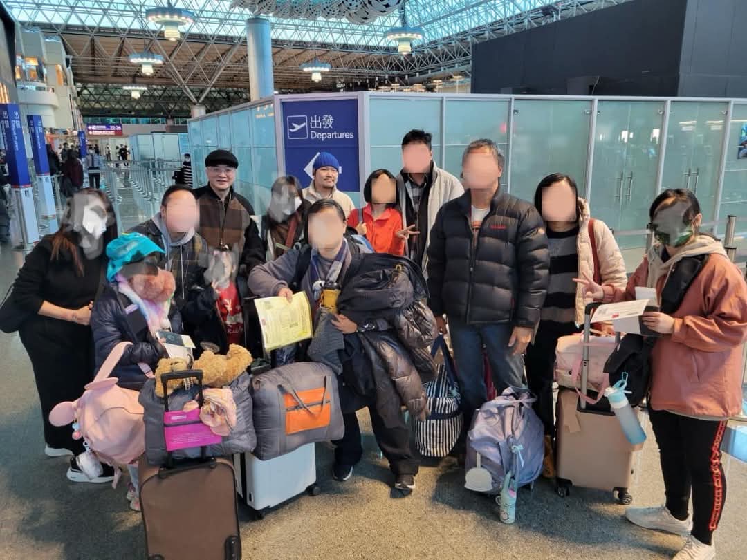 香港媽媽一家人2025年1月離開台灣，搭機赴美。(黃春生牧師提供)