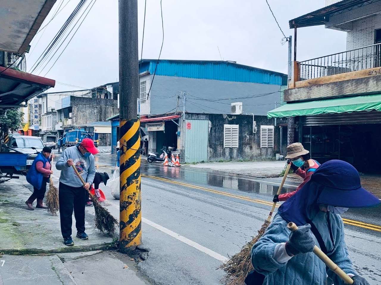 春節將至，花蓮光復馬太鞍堰塞湖災情仍在重建，行政院以工代賑招募光復鄉居民大掃除。(行政院公共工程委員會提供)