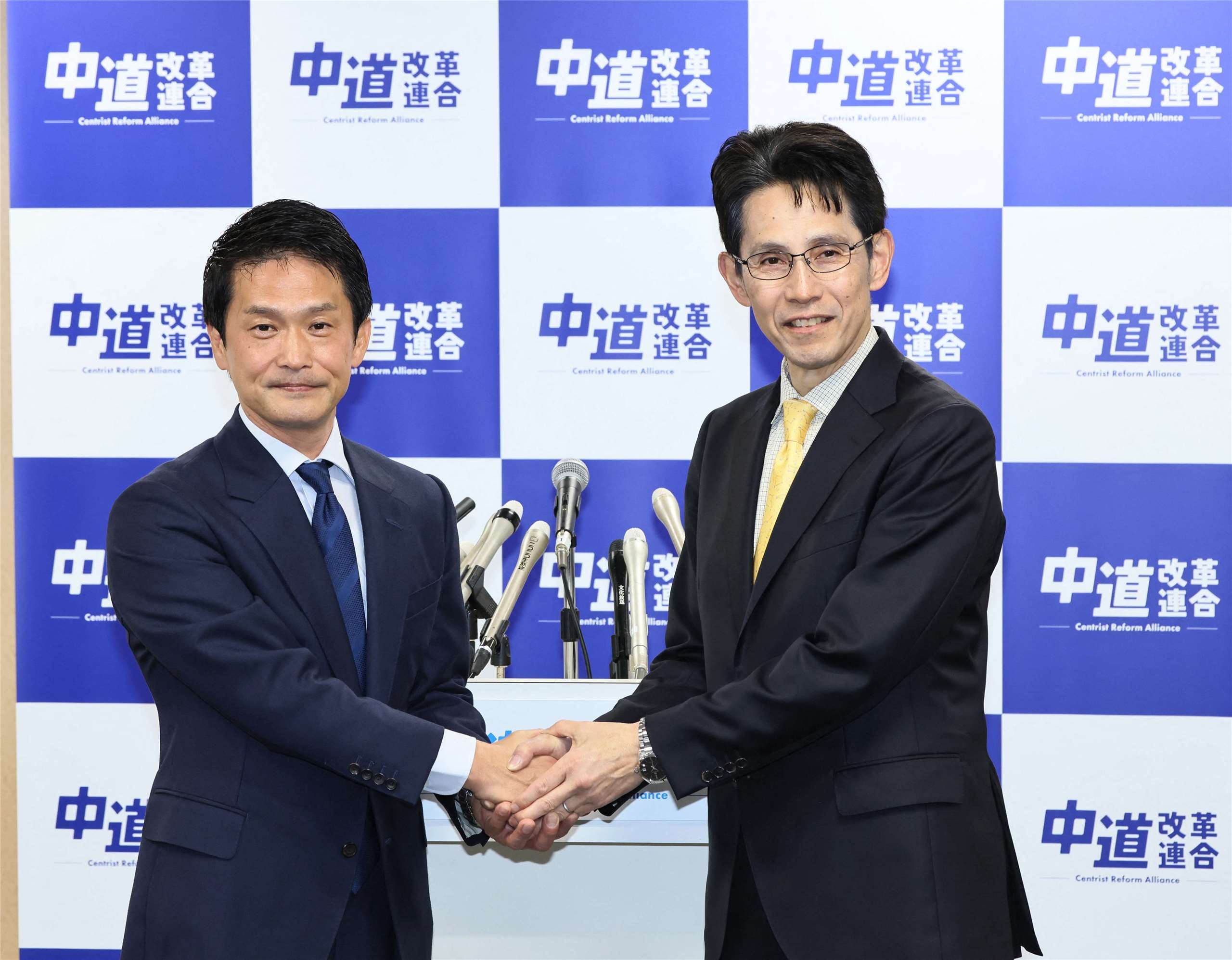 日本在野的中道改革聯合公告黨魁選舉，立憲民主黨出身的階猛(右)與小川淳也(左)登記參選。
