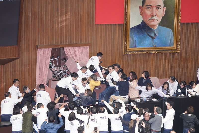立法院2024年12月20日審議公職人員選舉罷免法、憲法訴訟法及財政收支劃分法等3項法案時，朝野立委爆發激烈肢體衝突。 (圖：中央社檔案照)