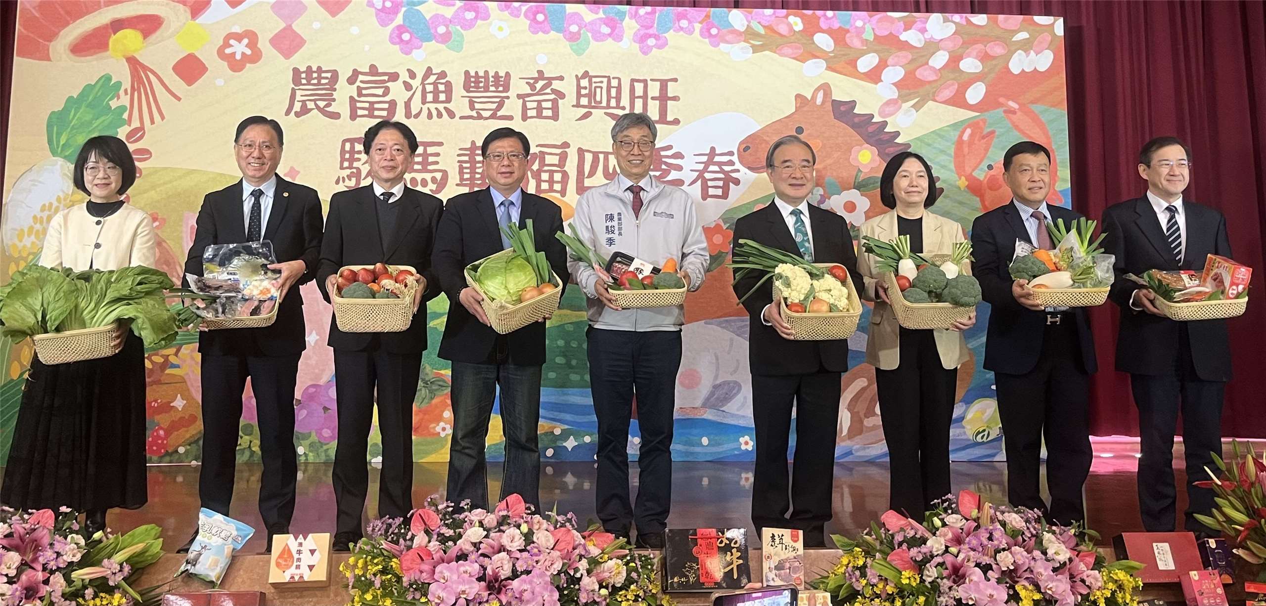 農業部長陳駿季(中)4日率領一級主管，舉行「農富漁豐畜興旺 駿馬載福四季春」記者會，說明2026年新政策方向。(圖/陳林幸虹 攝)
