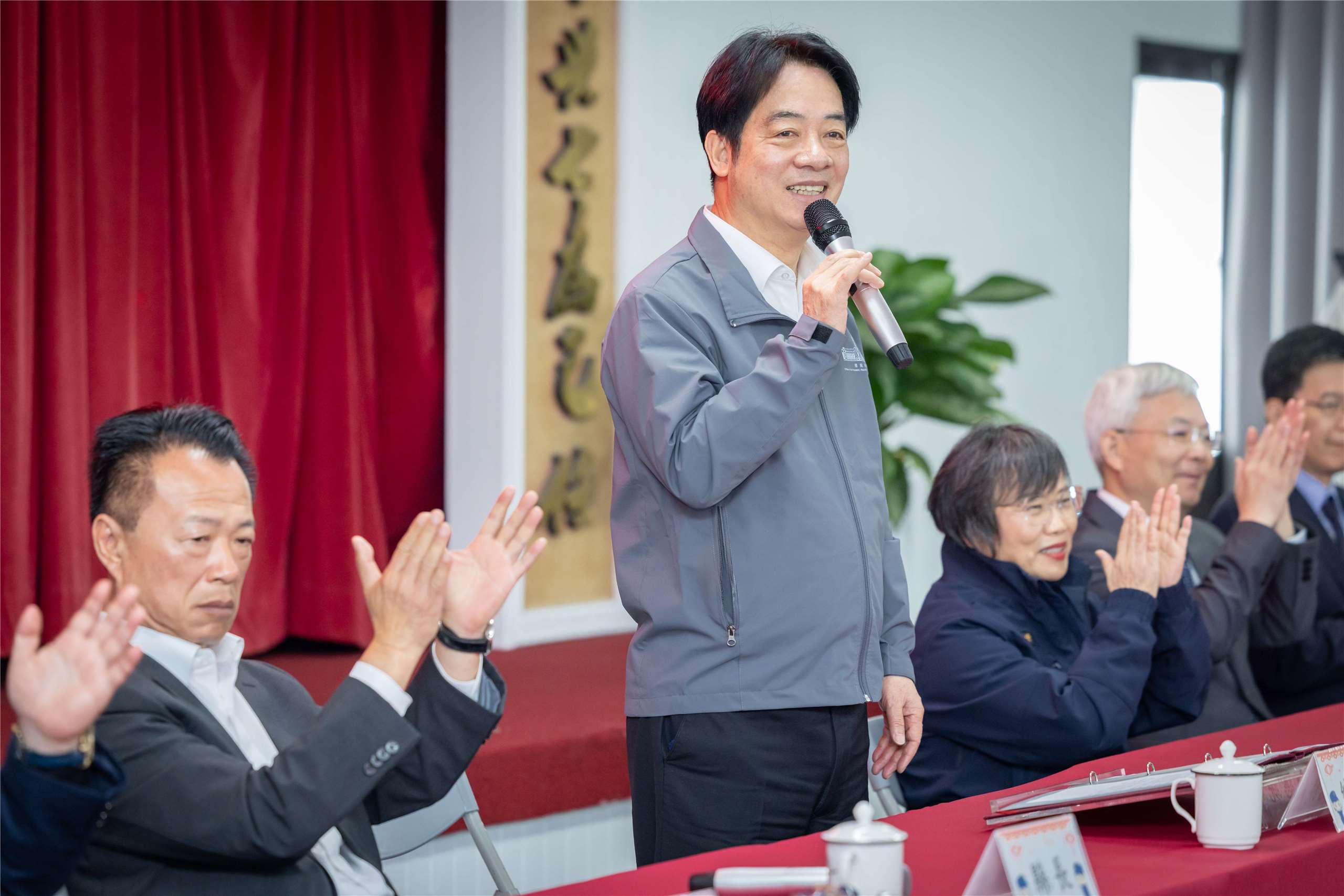 賴清德總統前往嘉義縣警察局水上分局慰勉。(圖：總統府)