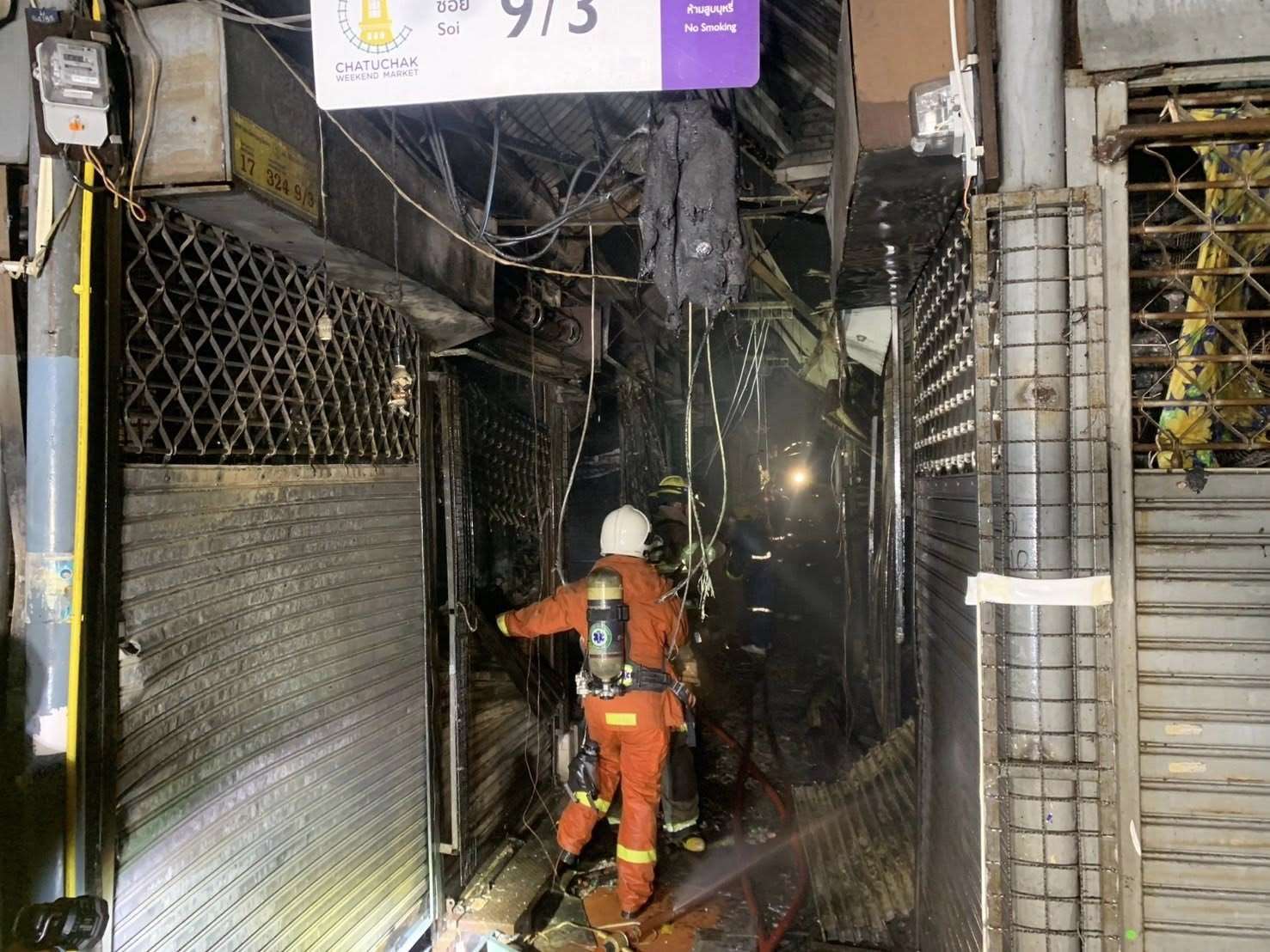 泰國曼谷恰圖恰市集9日深夜大火，波及至少48間店鋪。 (圖:FB/Fire-Rescue-Thailand)