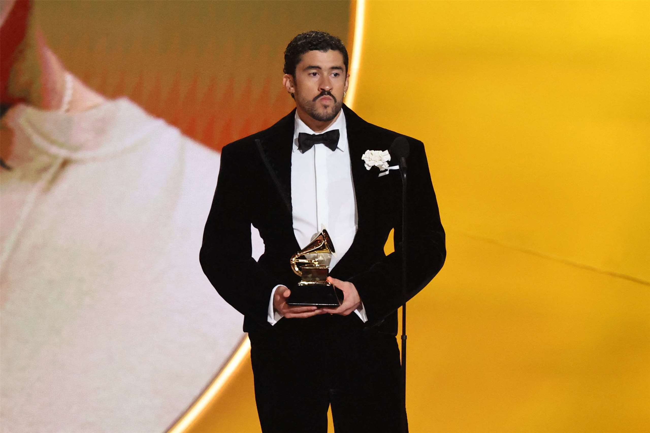 波多黎各饒舌歌手壞痞兔(Bad Bunny)的專輯「Debí Tirar Más Fotos」獲頒「最佳拉丁都會音樂獎」(Best Música Urbana Album)。