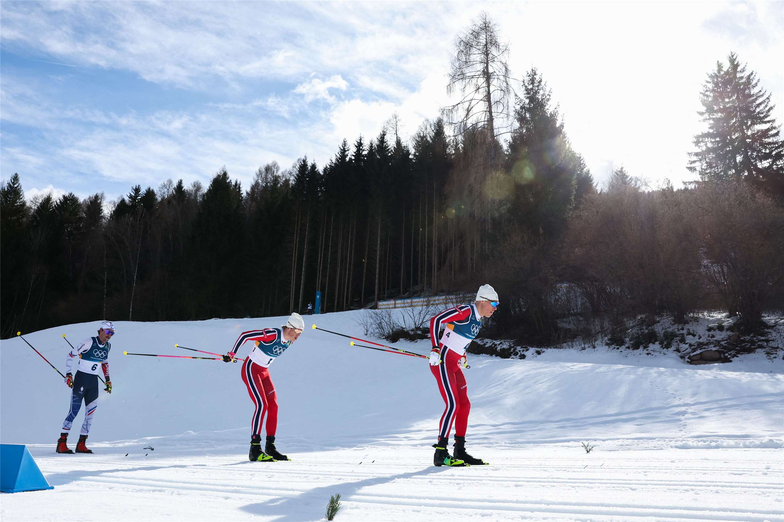 2026米蘭-柯蒂納冬季奧運會大量使用無人機拍攝選手競賽過程。圖為男子高山越野滑雪比賽。(AFP)