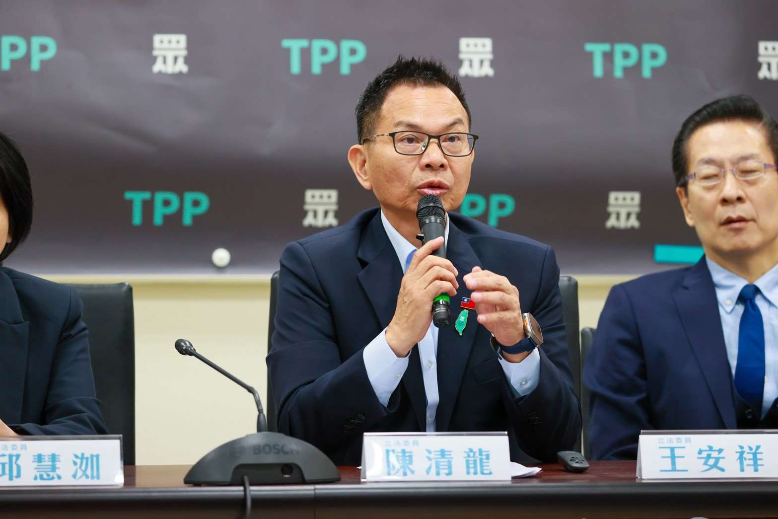 民眾黨團總召陳清龍今日召開記者會宣布同意農曆年後，會將院版國防特別條例與民眾黨團版本一同併案審查。(圖：民眾黨團提供)