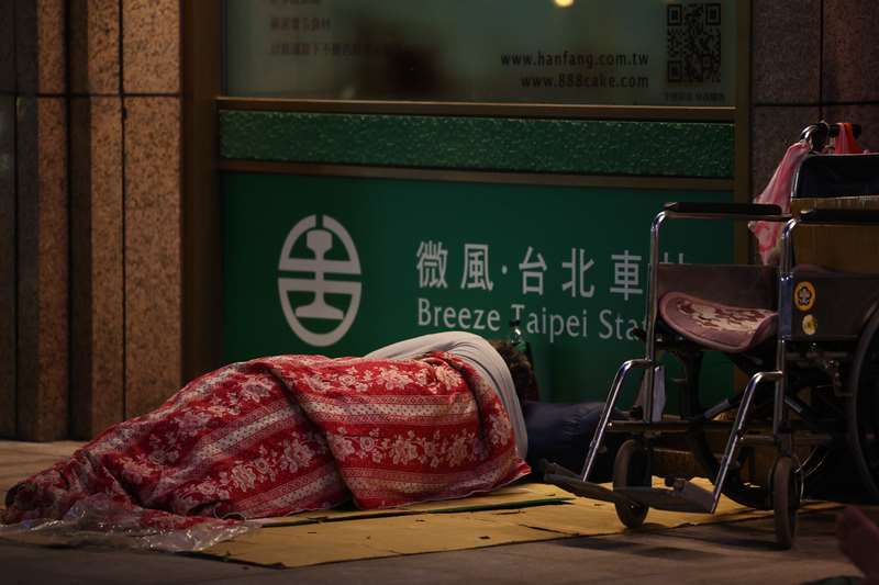 寒流7日報到，行政院災害防救辦公室表示，已整合部會資源落實應變，包含嚴防農漁寒害、針對獨居老人與街友啟動「低溫關懷機制」。 (圖：中央社)