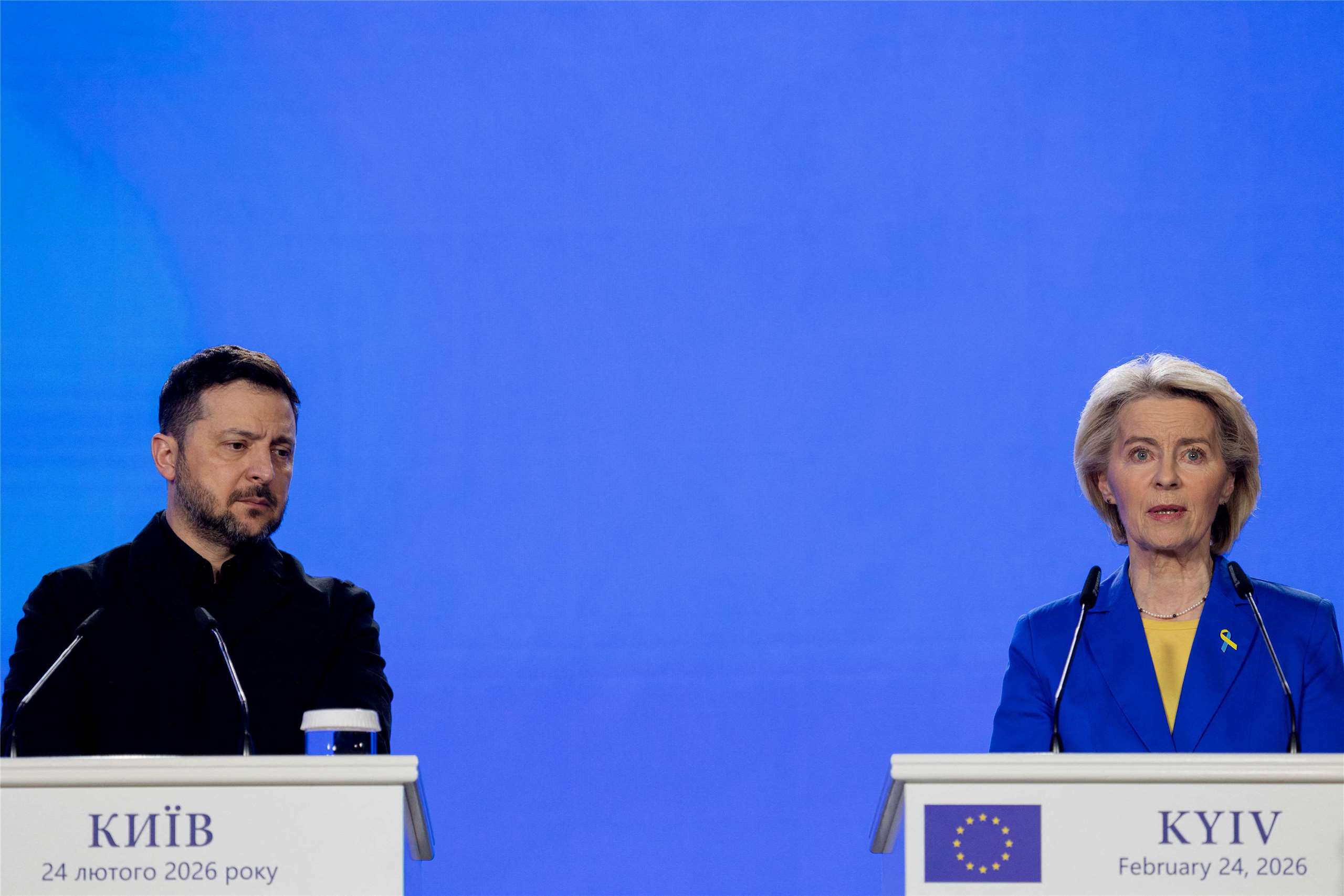 歐盟執行委員會主席范德賴恩（Ursula von der Leyen）(右)和烏克蘭總統澤倫斯基（Volodymyr Zelenskyy）24日在基輔召開聯合記者會。