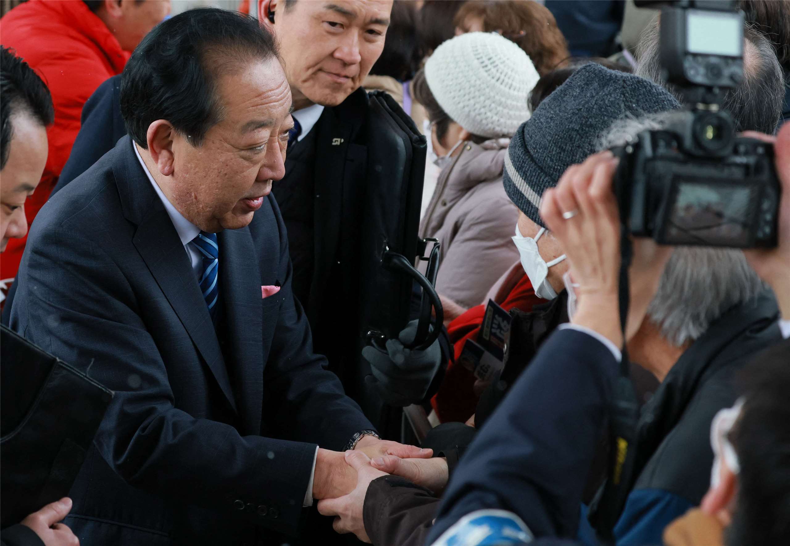 圖為中道改革聯合代表野田佳彥(左)在街頭拉票。