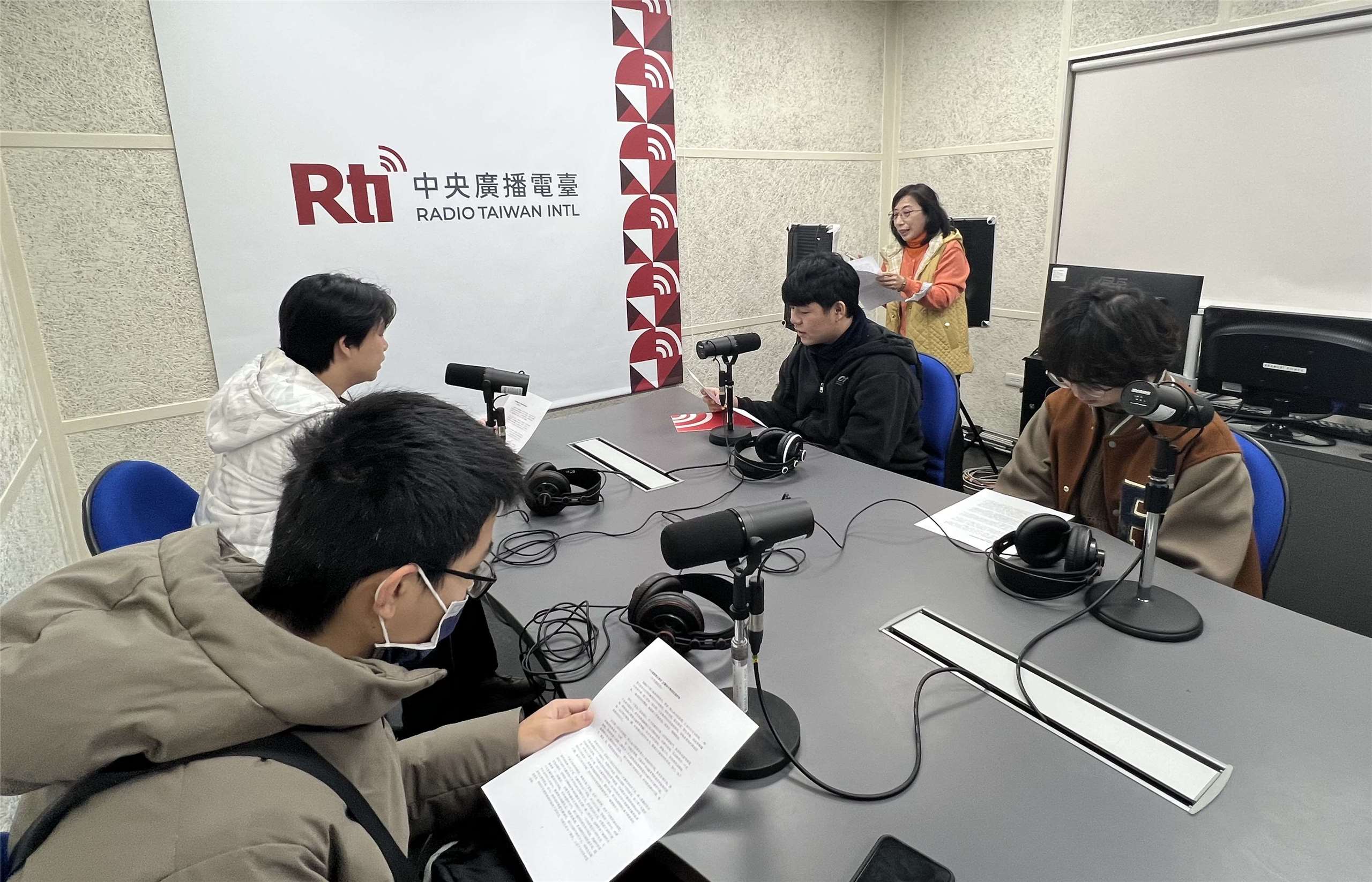 「台灣 × 北極青春連線」計畫，宜蘭高中學生進入央廣錄音室，接受華語節目部副理陳惠芳(站立者)指導發音。