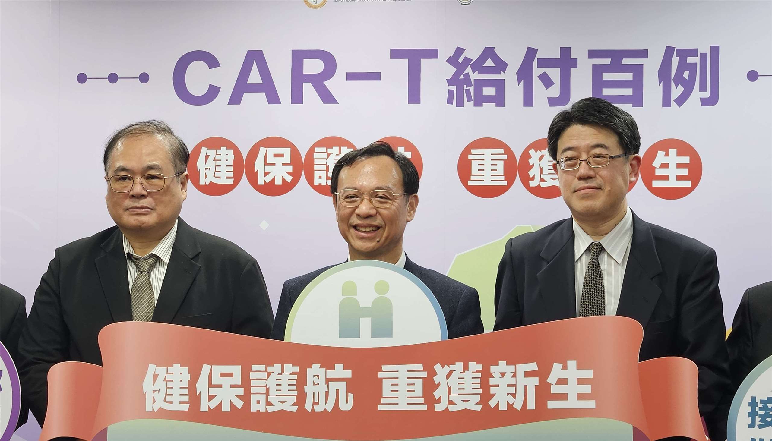 衛福部長石崇良(中)4日表示，第二代CAR-T預計今年納健保，並研議CAR-T推進為二線治療。(劉品希 攝)